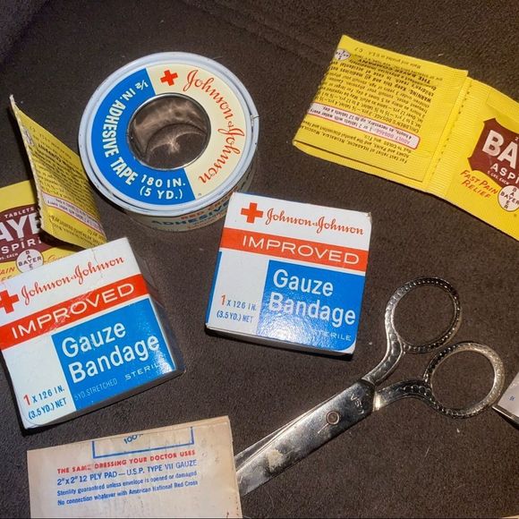 Vintage Johnson & Johnson First Aid Kit. - Picture 5 of 6